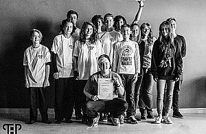 Młodzi ludzie robią teatr w Radości