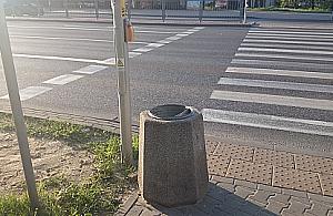 Wejdź do śmietnika i naciśnij przycisk