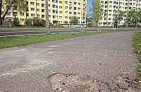 Handlowa: samochód na równym, pieszy po kraterach