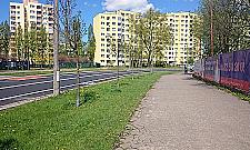 Handlowa: samochód na równym, pieszy po kraterach