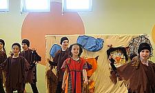 Szkolny teatr na Dzień Mamy