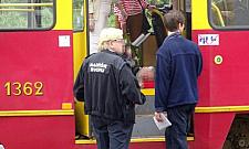 Pasażer zasłabł pod szpitalem. Karetka jechała pół godziny