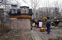 Życie w gołębniku. "Na pół litra chleba zarobię"