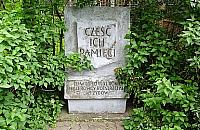 Miejsce pamięci odcięte rowem melioracyjnym. Jak zapalić znicz?