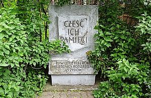 Miejsce pamięci odcięte rowem melioracyjnym. Jak zapalić znicz?