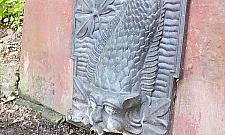 Dobrze ukryte, zabytkowe źródełko w lesie