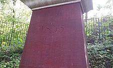 Dobrze ukryte, zabytkowe źródełko w lesie