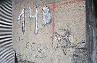Diabe� na murze starej kamienicy
