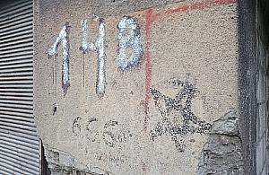 Diabeł na murze starej kamienicy