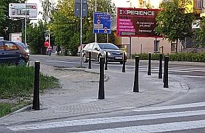 Słupki na skrzyżowaniu Lazurowej i Narwik. Będzie bezpieczniej?