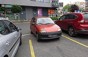 Jak małym samochodem zająć dwa miejsca?