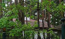 Pastorały dostały nóg? Przedwojenne latarnie ozdabiają prywatne działki