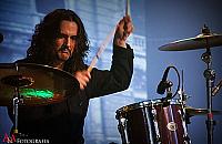 Krystian Kwaśny - perkusista z pędzlem w ręce