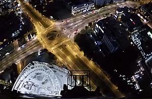 Niesamowity widok: w nocy wysoko nad Wol� [FILM]