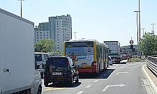 Wakacje a most Grota stoi. Permanentne korki