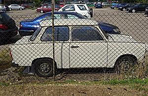 Tekturowe porsche niszczeje na Wrocławskiej