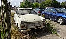 Tekturowe porsche niszczeje na Wrocławskiej