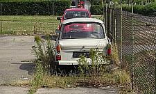 Tekturowe porsche niszczeje na Wrocławskiej