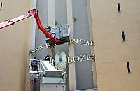 Ko�ci� na Wysockiego ozdobiony medalionem