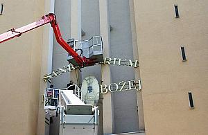 Kościół na Wysockiego ozdobiony medalionem