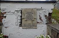 Miejsce pami�ci si� sypie? Urz�d dzielnicy: tak ma by�