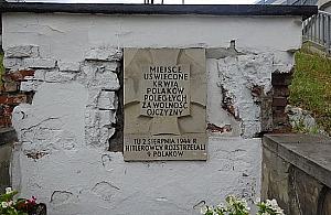 Miejsce pamięci się sypie? Urząd dzielnicy: tak ma być