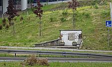 Miejsce pamięci się sypie? Urząd dzielnicy: tak ma być