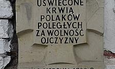 Miejsce pamięci się sypie? Urząd dzielnicy: tak ma być