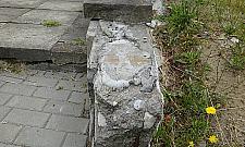 Miejsce pamięci się sypie? Urząd dzielnicy: tak ma być