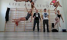 Taniec na rurze uświetni otwarcie street workout parków