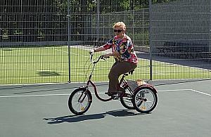 Trójkołowe rowery dla emerytów w parku Bródnowskim