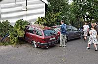 Jechał ponad setką, wjechał autem w dom i... uciekł