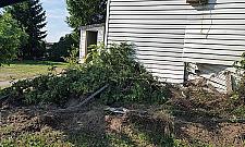 Jechał ponad setką, wjechał autem w dom i... uciekł