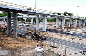 Układają krawężniki - uważajcie na Modlińskiej!