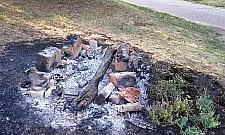 Dwukrotnie spalono już pszczeli hotel na Fortach. "I tak odbudujemy"