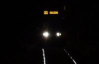 Tramwaj niczym demon wyłania się z mroku