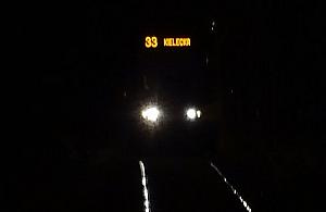 Tramwaj niczym demon wyłania się z mroku