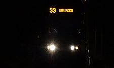 Tramwaj niczym demon wyłania się z mroku