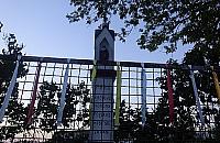 Kapliczka za płotem, więc ozdobili płot