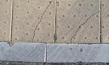 Tak służby miejskie dewastują chodniki