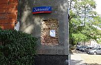 Koniec popijaw pod tablicą ku czci zamordowanych