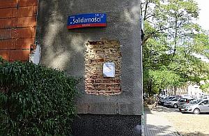 Koniec popijaw pod tablicą ku czci zamordowanych