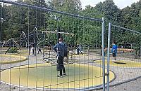 Park trampolin wci�� nieczynny, a ju� niszczony