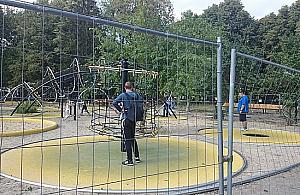 Park trampolin wciąż nieczynny, a już niszczony