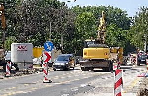 Jedna z głównych dróg Wawra niczym wiejska szosa