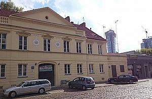 Kamienica-pałacyk ze szmatą w bramie