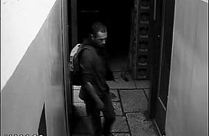 Ukradł pieniądze z zaplecza! Poznajesz?