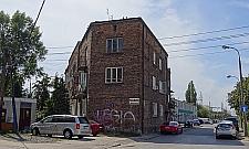 Dlaczego kamienica na Odolanach jest "kopnięta"?