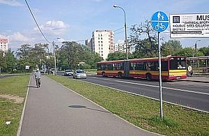 Piesi kontra rowerzyści przy przystanku Aspekt