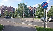 Piesi kontra rowerzyści przy przystanku Aspekt